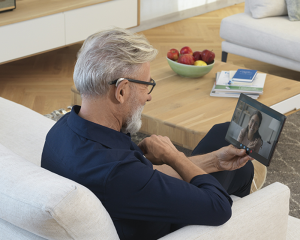 signore che fa la riabilitazione uditiva